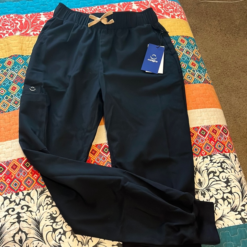 Size small black scrub set - ouragins, like figs